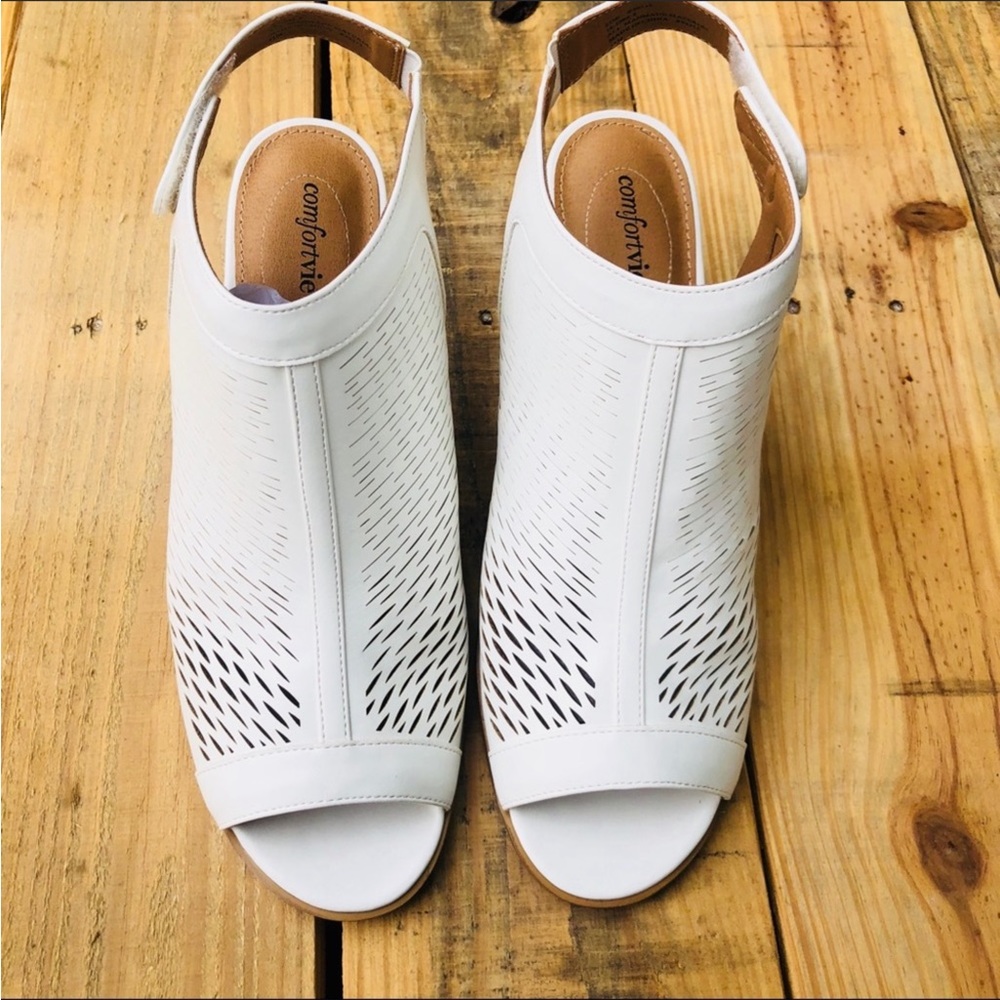 New unworn White basket weave leather  sling backs by comfort view Size 11